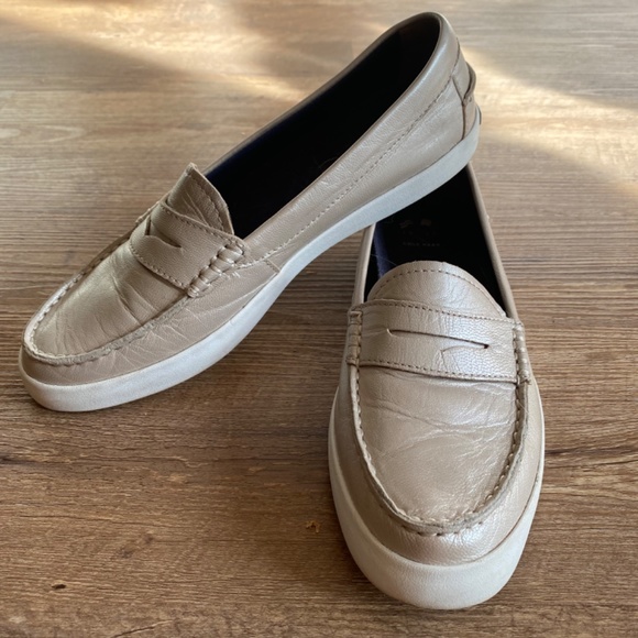 Beautiful ladies moccasins - Picture 2 of 3